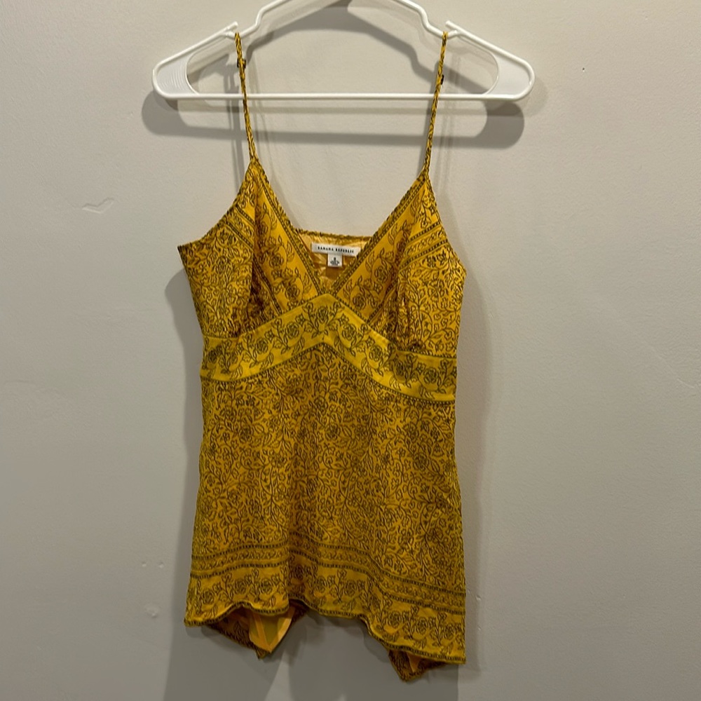 Banana republic tank. Size 8. Yellow. Flowery. Flowy. No flaws.